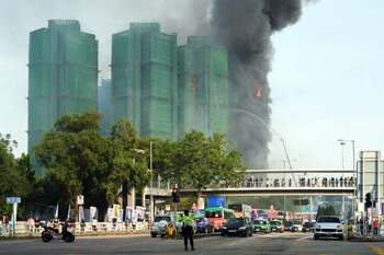 Un incendiu devastator a cuprins un complex de apartamente în Hong Kong. Mai mulți oameni au murit, pompierii se (…)