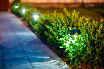 Când este ilegal iluminatul în curtea casei! Regulă pentru toți proprietarii! Vecinii te pot reclama!
