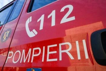 Incendiu de proporţii la o cabană turistică din Plaiul Foii, Zărneşti. Întreaga construcție este cuprinsă de flăcări