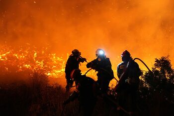 Turiștii din zonele apropiate orașului Atena au fost evacuați, din pricina unui nou incendiu de vegetație din Grecia