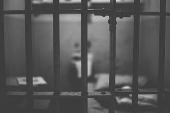 Suedia nu mai are locuri în închisori și va închiria celule în Estonia. Tot mai mulți copii ajung după gratii