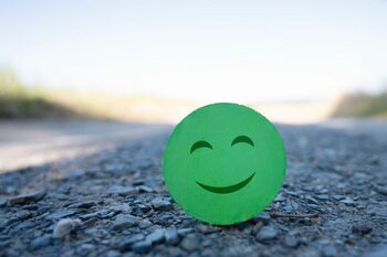 Cum se destramă încrederea de sine: Rușinea, comparația și invalidarea emoțională, explicate pe înțelesul tuturor