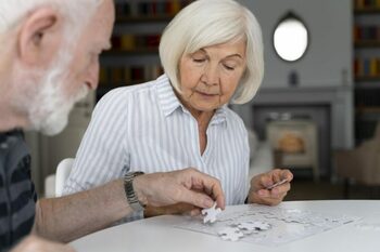 Oamenii de știință au descoperit de ce femeile sunt de două ori mai predispuse la Alzheimer decât bărbații