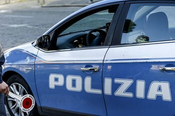 Și-a înjunghiat soția și soacra, apoi a căzut de la balcon. Un român din Italia, arestat pentru tentativă de omor