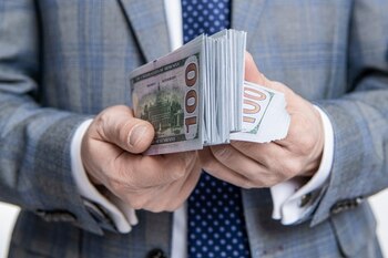 Un bărbat care a câștigat la loterie aproape 4 milioane de dolari a ascuns banii de soție pentru a duce o viață luxoasă