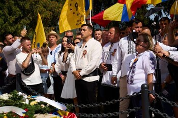 Simion și alaiul său, scandal la Țebea. Fotograful liderului AUR a urcat pe mormântul lui Avram Iancu, de unde a (…)