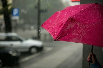 Vremea se răcește: cât de mult scad temperaturile și în ce zone plouă