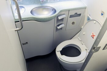 Însoțitor de zbor, găsit drogat și complet gol în toaleta avionului. Bărbatul a fost concediat