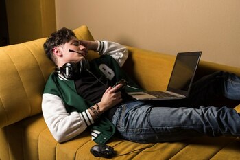 Răutatea în online, noua regulă de socializare. De ce, din spatele tastaturii, alegem atacul în locul dialogului