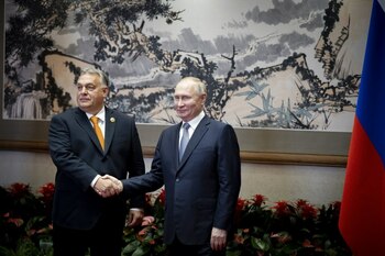 Cum continuă să ajungă în UE petrolul rusesc, îmbogățind aliați ai lui Vladimir Putin și Viktor Orban