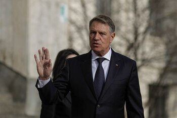 Fostul președinte Klaus Iohannis joacă săptămânal golf, împreună cu soția sa, la un club din județul Alba