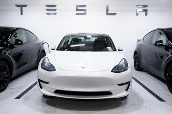 Prima mașină complet autonomă de la Tesla s-a condus singură de la fabrică la client