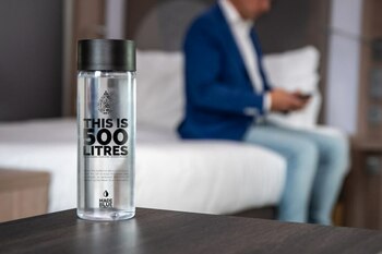 Trucul de la hotel pe care nimeni nu ți-l spune: cum să obții apă gratuită în fiecare sejur