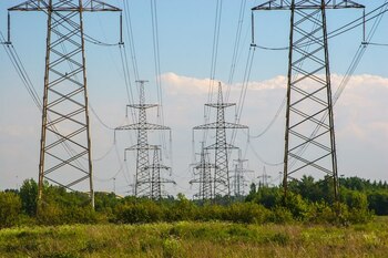 Companiile din energie, obligate să plătească un avans când cumpără electricitate pe bursă