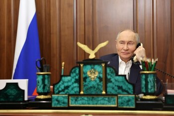 Rusia a lansat calendarul pe 2026 care îl glorifică pe Putin: „Sunt un porumbel cu aripi de fier”