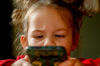 Părinții, captivi în social media. Impactul tăcut asupra relației cu copiii