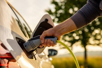 Revoluția mașinilor electrice: China avansează rapid, Europa mai lent, în timp ce România a rămas în urmă