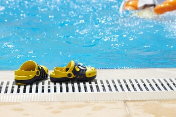 Accident tragic la piscină, într-o localitate din Olt. Un copil de 9 ani, găsit pe fundul bazinului, este în stare (…)