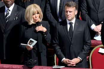 Emmanuel Macron, pregătit să furnizeze „dovezi științifice” că soţia sa este femeie. „Este vorba despre apărarea (…)