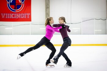 Schimbare istorică în patinajul artistic din Finlanda. Primele partenere de același sex au primit undă verde pentru (…)