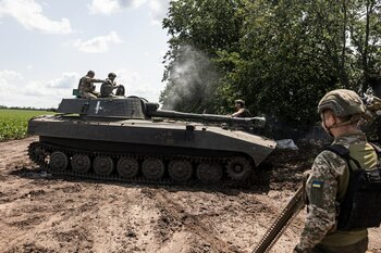 Aproximativ 100.000 de ucraineni buni de luptă au fugit în Polonia, în ultimele două luni, ca să scape de război