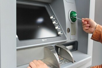 Cum a furat o tânără din Gorj bani din contul bunicii sale timp de doi ani. Prejudiciul depășește 77.000 de lei