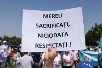 Sindicaliștii protestează în Piaţa Victoriei faţă de măsurile fiscale: „Afectează capacitatea de administrare a (…)