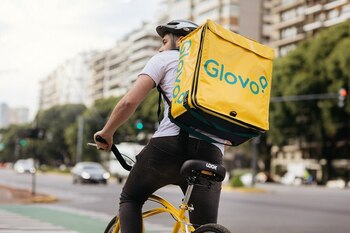 BNS lansează primul sindicat din România pentru lucrătorii de pe platforme digitale Uber, Bolt, Glovo, Wolt: (…)