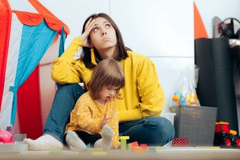 Trauma prin omisiune. Când maturizarea precoce a copilului ascunde o absență dureroasă