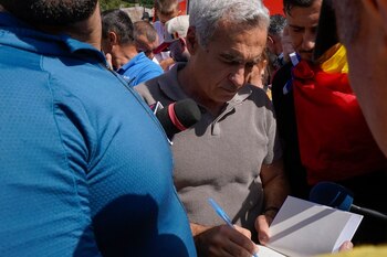 Georgescu, înconjurat de interlopi la Broșteni. Cine sunt personajele controversate din jurul fostului candidat la (…)