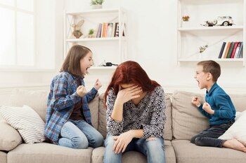 Ce ar trebui să facă părinții când copiii se ceartă între ei. De ce intervenția excesivă e nocivă