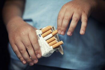 Spania înăsprește legea anti-fumat: mai multe interdicții și sancțiuni pentru părinții ai căror copii minori fumează