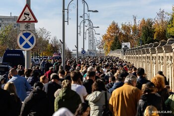 Revoltă a credincioșilor care stăteau la coadă la Catedrala Națională. Au forțat dispozitivul de ordine pentru a (…)