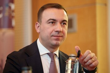 Cum au ajuns angajații bărbați ai unei companii de stat să ia „spor de femeie”. Indemnizația directorului, (…)