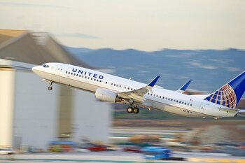 Prima ipoteză oficială despre obiectul misterios care a lovit un avion Boeing la 11.000 de metri altitudine, ducând (…)