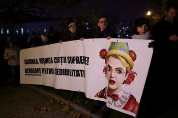 Protest în fața ÎCCJ împotriva Liei Savonea: „Corupția ucide. Rușine, rușine să vă fie”. CSM susține că oamenii sunt (…)
