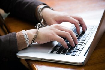 Un deținut și-a redus pedeapsa după ce a accesat sistemul informatic al închisorii. A fost denunțat de colegii (…)