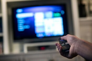 Cum se informează românii, în comparație cu alți europeni: televiziunea rămâne principala sursă | Sondaj