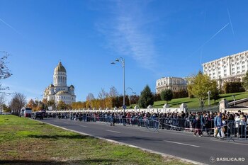 Mii de pelerini așteaptă ore în șir la Catedrala Națională. Patriarhia: „Depunem toate eforturile pentru ca (…)