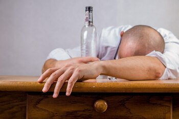 Alcoolul, legat de cel puțin 7 tipuri de cancer, inclusiv cel de sân. Lista bolilor oncologice asociate cu consumul