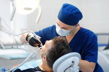 Românii renunță la dentist din cauza scumpirilor. Avem doar 35 de cabinete stomatologice de stat în toată țara