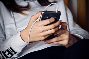 Cât timp petrec online elevii de gimnaziu din România și cu ce efecte. Echilibrul emoțional și sănătatea mintală, (…)