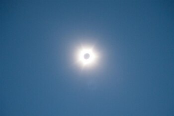 Eclipsa totală de Lună va putea fi văzută și din țara noastră. Când începe fenomenul „luna roșie”