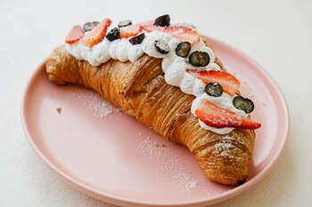 Povestea croissantului, simbolul care definește stilul de viață francez. Ce îl leagă de Maria Antoaneta