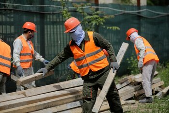 Aproape 141.000 de muncitori străini muncesc în diferite sectoare cheie ale economiei