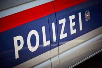 Un șofer român cu o alcoolemie de 2,86 la mie a provocat un accident în Austria. Polițiștii l-au găsit împingându-și (…)