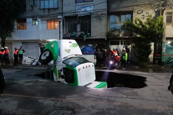 Camion prăbușit într-un crater uriaș apărut în asfalt. Autoritățile au reușit să îl scoată după mai bine de 12 ore