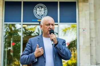 Prorusul Igor Dodon răspunde acuzațiilor lui Voronin despre banii de la Plahotniuc, iar colegul de coaliție afirmă (…)