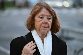 Gisele Pelicot, supraviețuitoarea a sute de violuri puse la cale de soțul său, decorată de președintele Franței