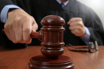 O familie din Iași, atacată de doi polițiști locali într-un apartament. Oamenii legii au fost condamnați